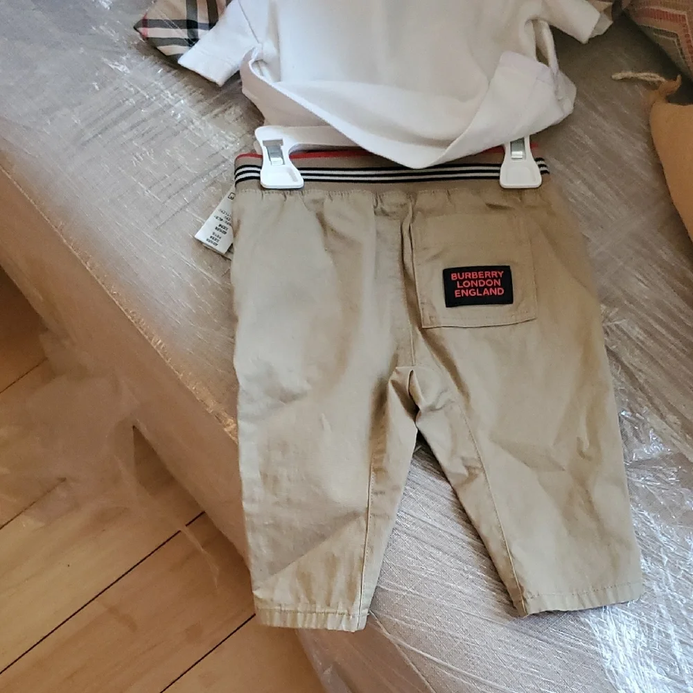 Burberry (Set) Flash $109 Discounted Shipping - Picture 6 of 10